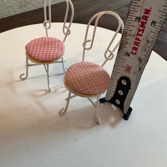 Vintage dollhouse furniture chairs 2 white & checkard - Picture 5 of 5